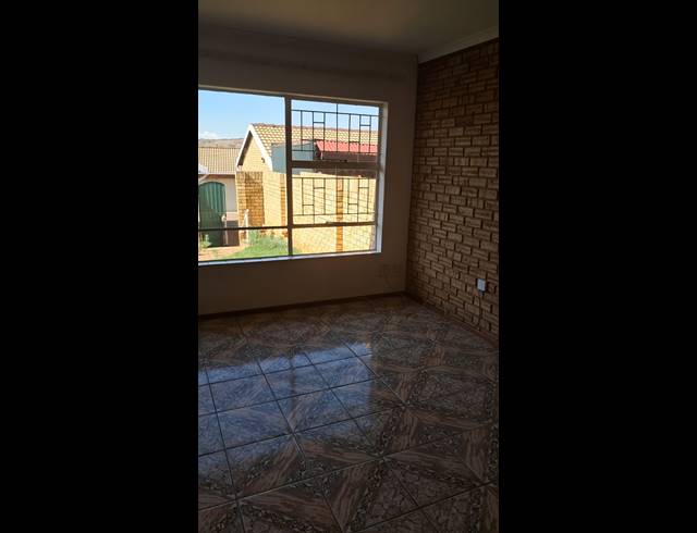 2 BEDROOM TOWNHOUSE FOR SALE IN NOORDHEUWEL